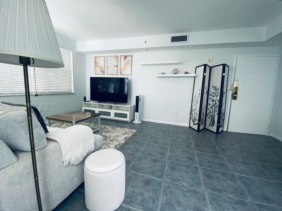 For Sale: $290,000 (1 beds, 1 baths, 580 Square Feet)