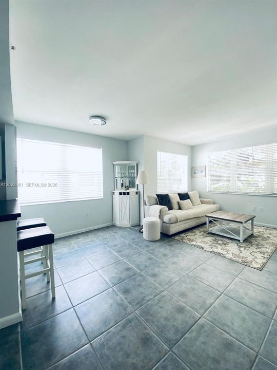 For Sale: $290,000 (1 beds, 1 baths, 580 Square Feet)