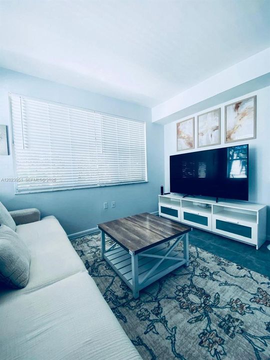 For Sale: $290,000 (1 beds, 1 baths, 580 Square Feet)