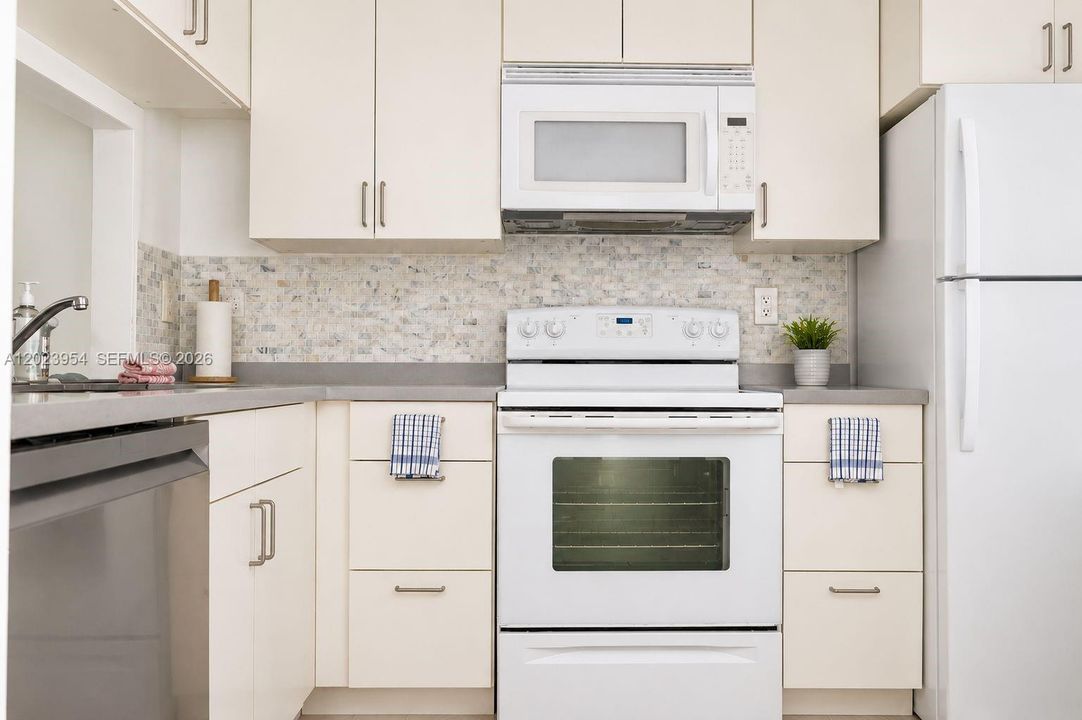 На продажу: $169,500 (2 спален, 2 ванн, 850 Квадратных фут)