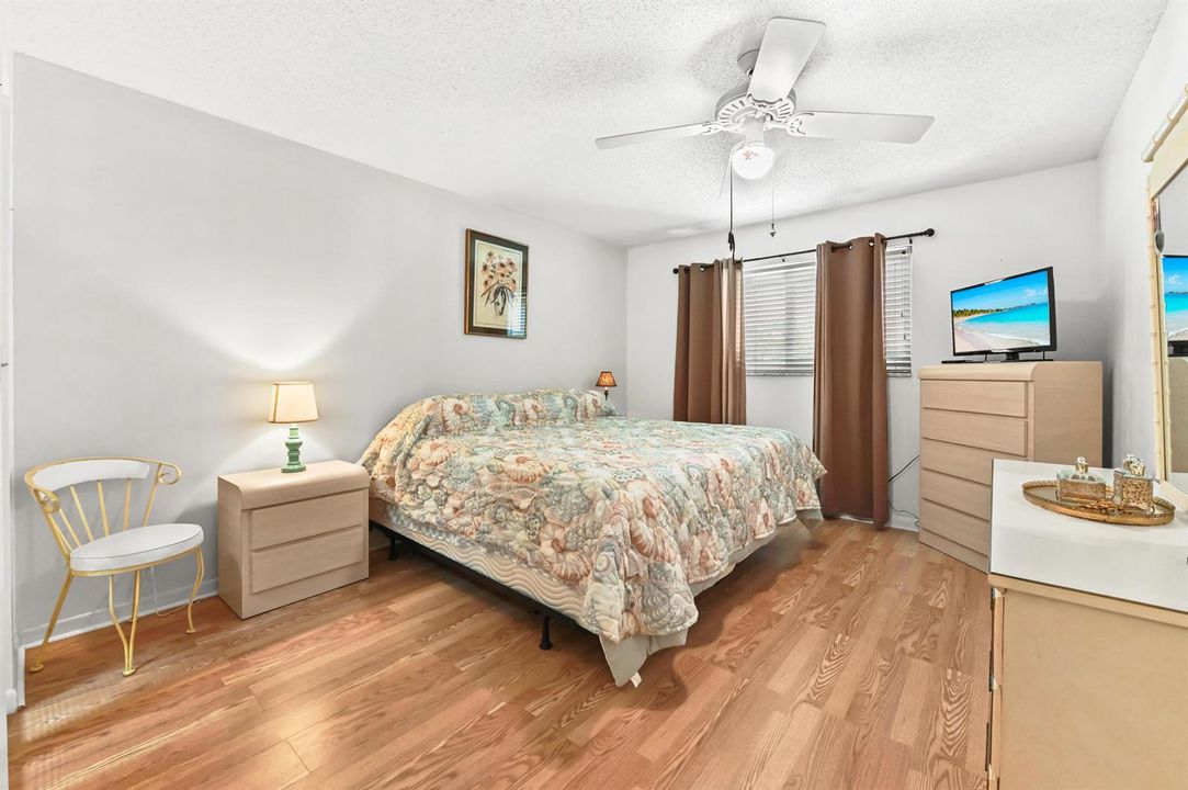 16 Bedroom 01
