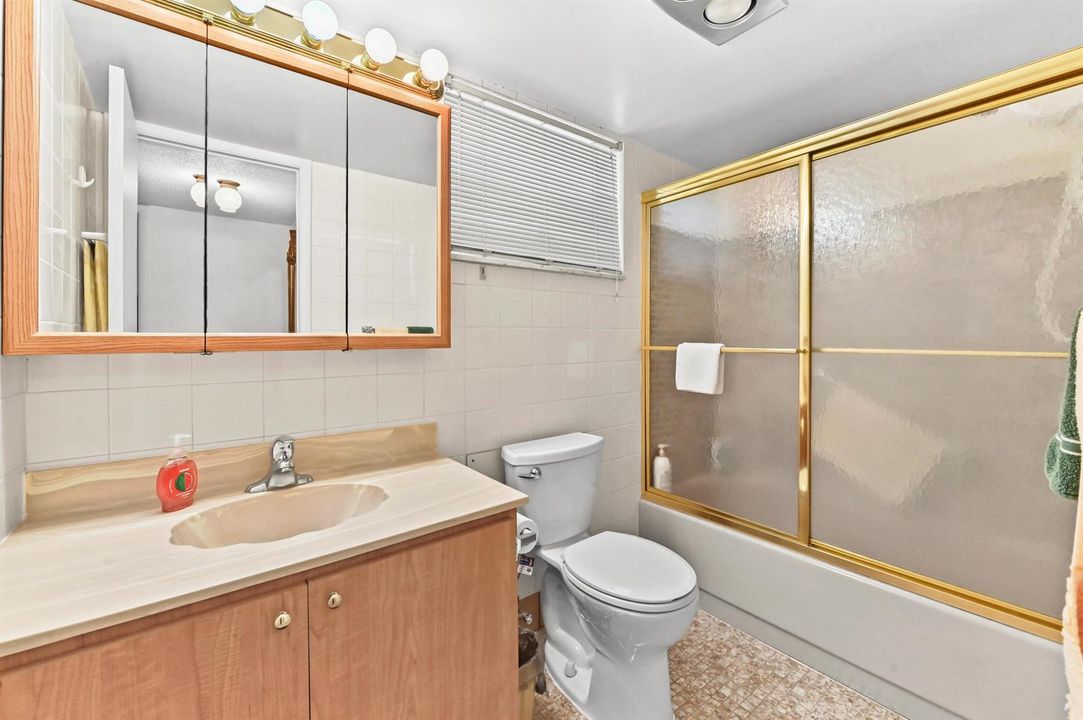 15 Bathroom 01