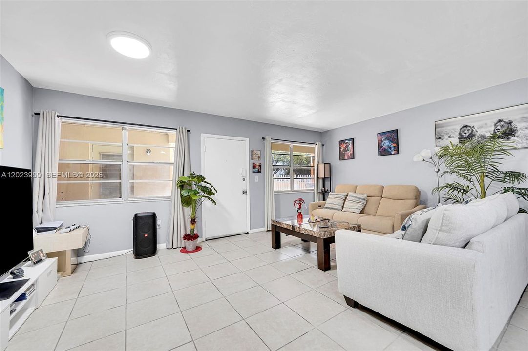 For Sale: $178,000 (1 beds, 1 baths, 680 Square Feet)