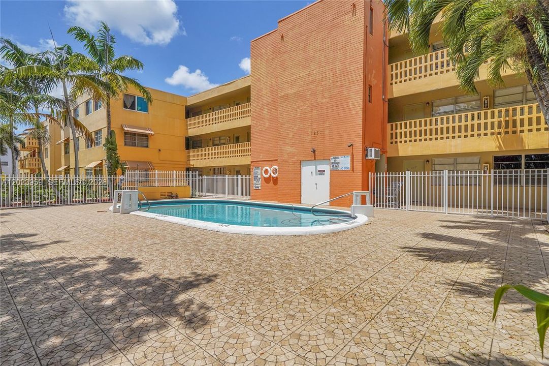 For Sale: $178,000 (1 beds, 1 baths, 680 Square Feet)