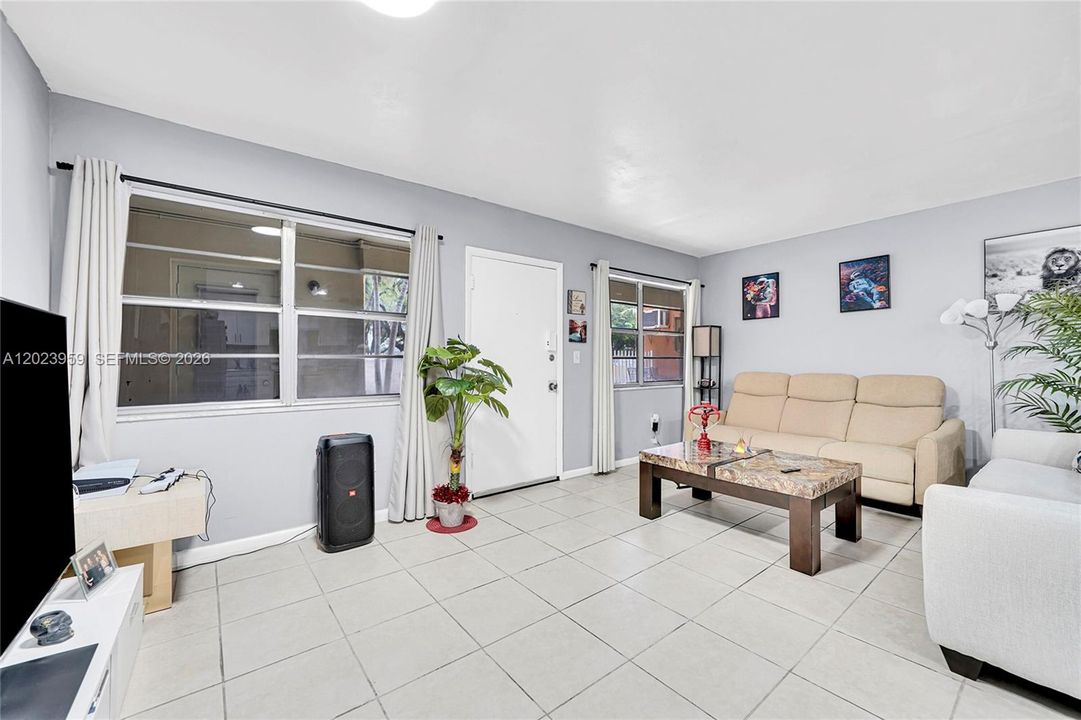 For Sale: $178,000 (1 beds, 1 baths, 680 Square Feet)