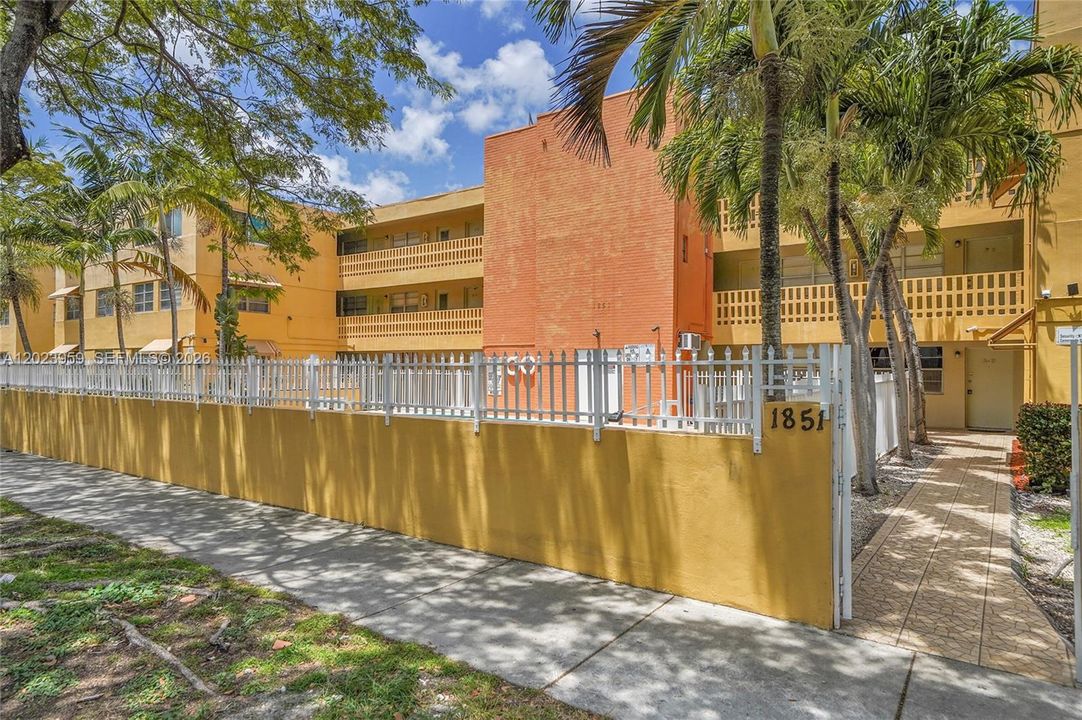 For Sale: $178,000 (1 beds, 1 baths, 680 Square Feet)