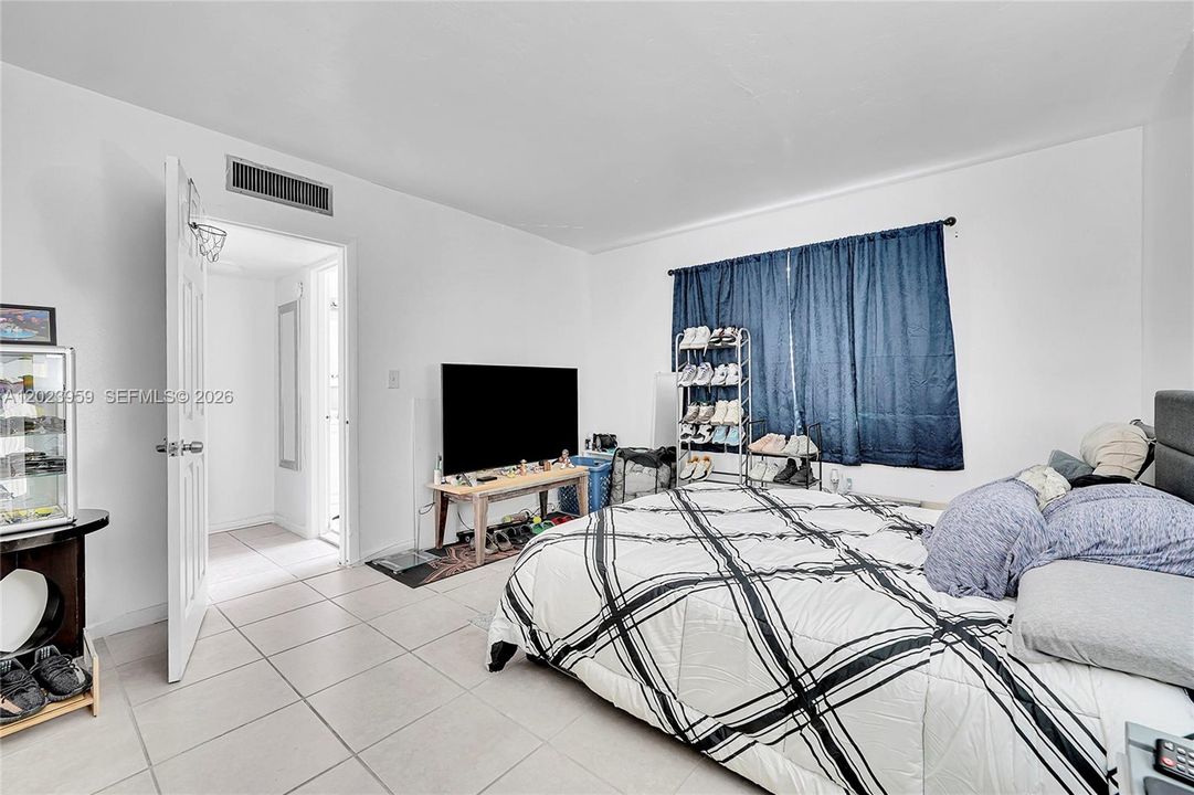 For Sale: $178,000 (1 beds, 1 baths, 680 Square Feet)