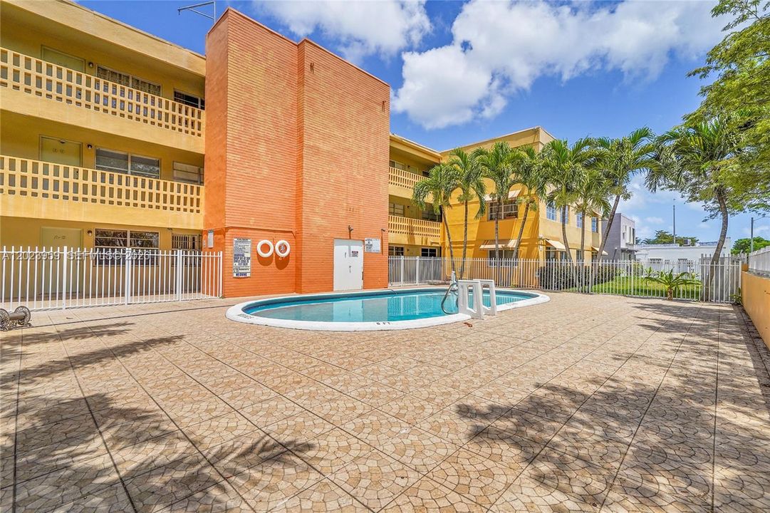 For Sale: $178,000 (1 beds, 1 baths, 680 Square Feet)