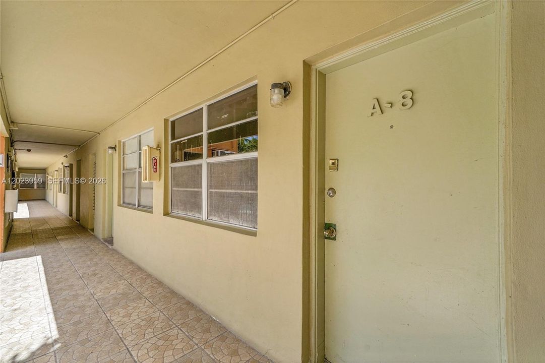 For Sale: $178,000 (1 beds, 1 baths, 680 Square Feet)