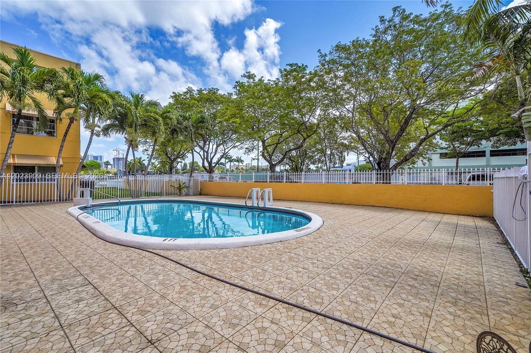 For Sale: $178,000 (1 beds, 1 baths, 680 Square Feet)