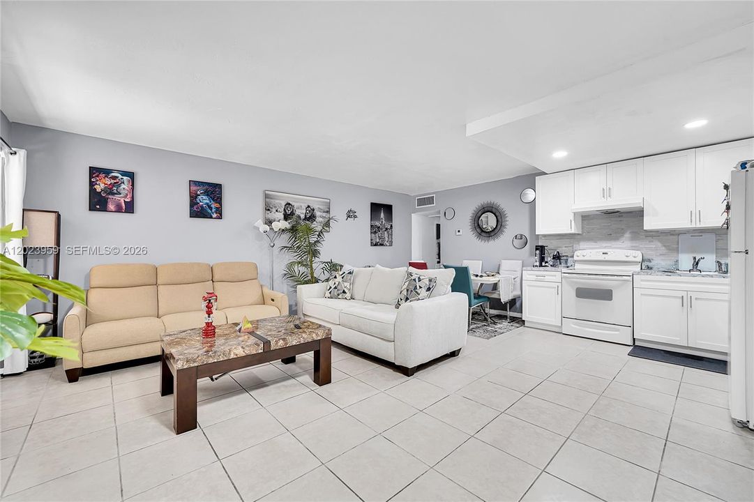 For Sale: $178,000 (1 beds, 1 baths, 680 Square Feet)
