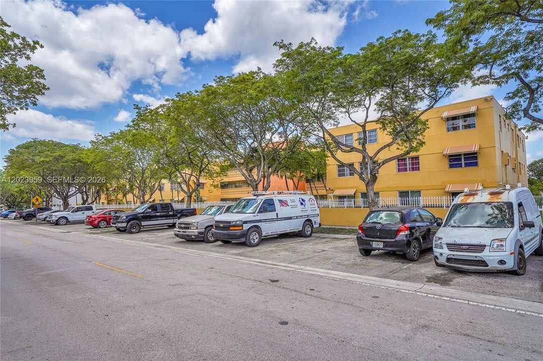 For Sale: $178,000 (1 beds, 1 baths, 680 Square Feet)