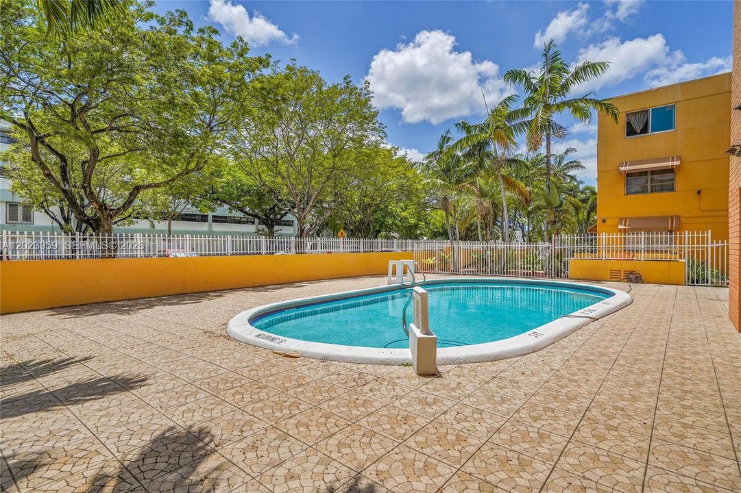 For Sale: $178,000 (1 beds, 1 baths, 680 Square Feet)