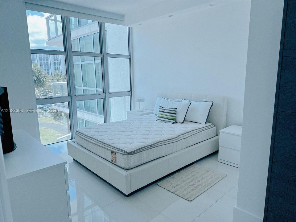 合同活跃: $4,900 (2 贝兹, 2 浴室, 1581 平方英尺)