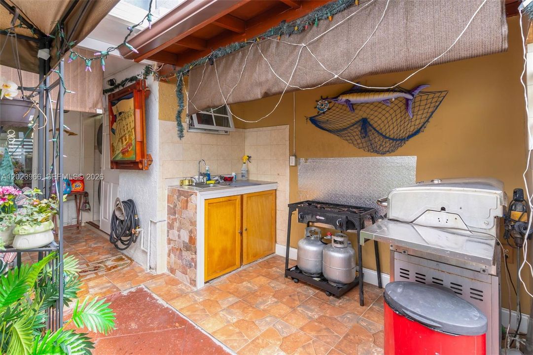 For Sale: $460,000 (3 beds, 2 baths, 1528 Square Feet)