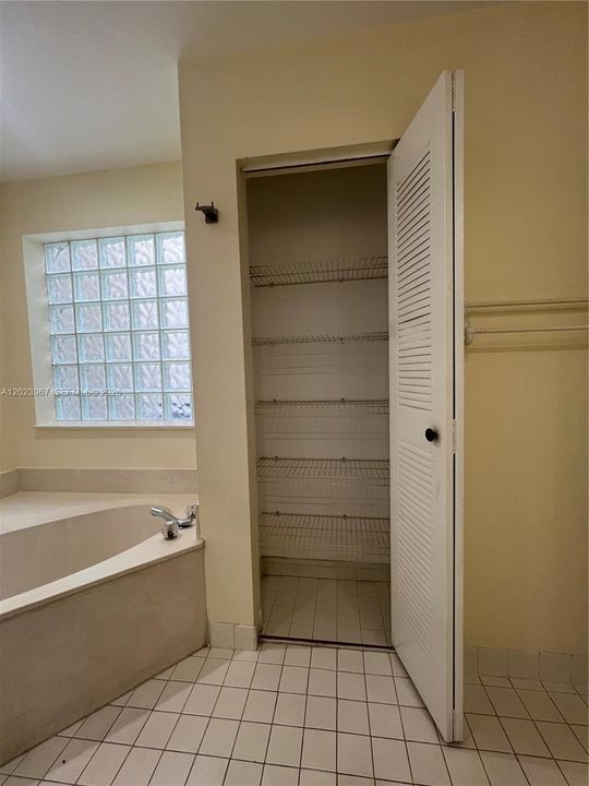 В аренду: $3,300 (2 спален, 2 ванн, 1644 Квадратных фут)