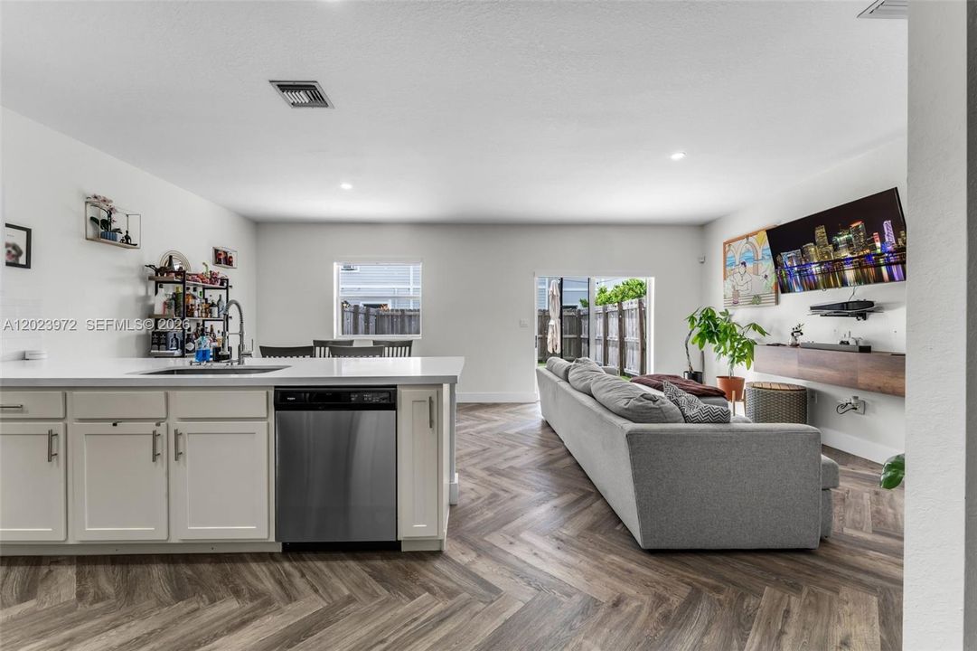 For Sale: $380,000 (3 beds, 2 baths, 1542 Square Feet)