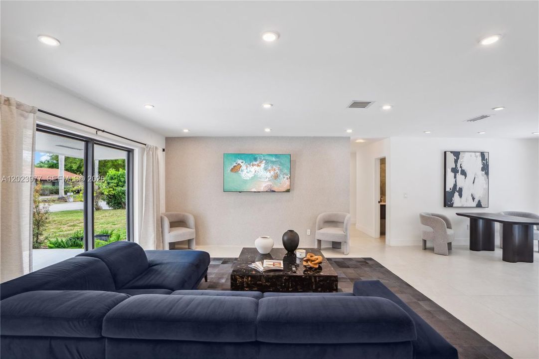 For Rent: $12,000 (4 beds, 2 baths, 1955 Square Feet)