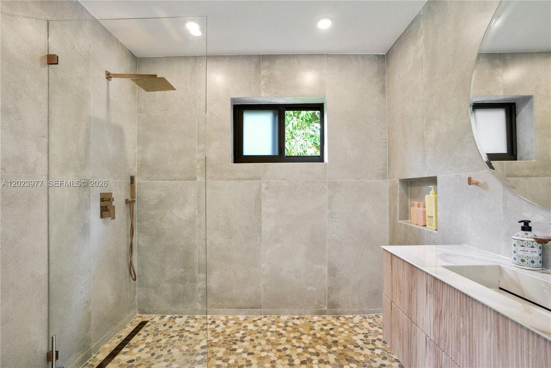 For Rent: $12,000 (4 beds, 2 baths, 1955 Square Feet)
