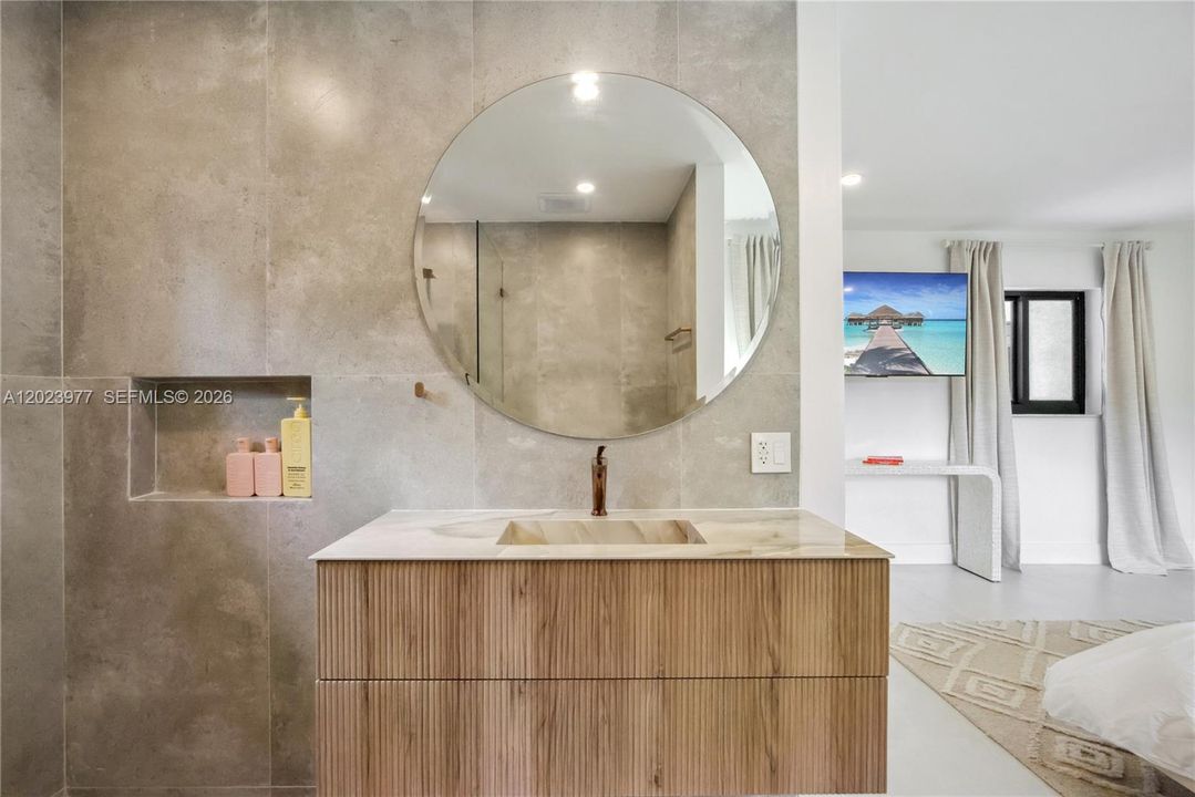 For Rent: $12,000 (4 beds, 2 baths, 1955 Square Feet)