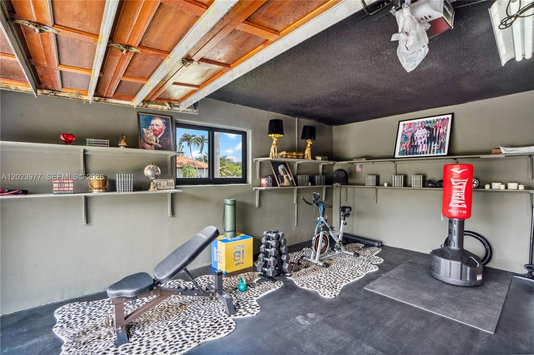 For Rent: $12,000 (4 beds, 2 baths, 1955 Square Feet)