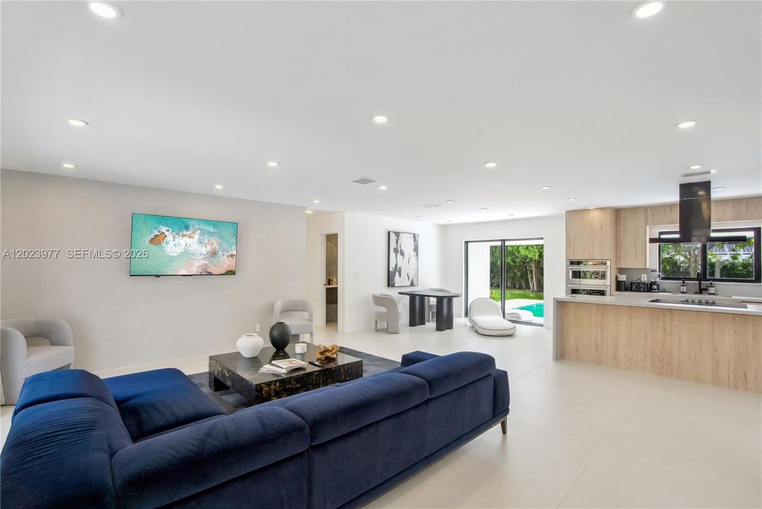 For Rent: $12,000 (4 beds, 2 baths, 1955 Square Feet)