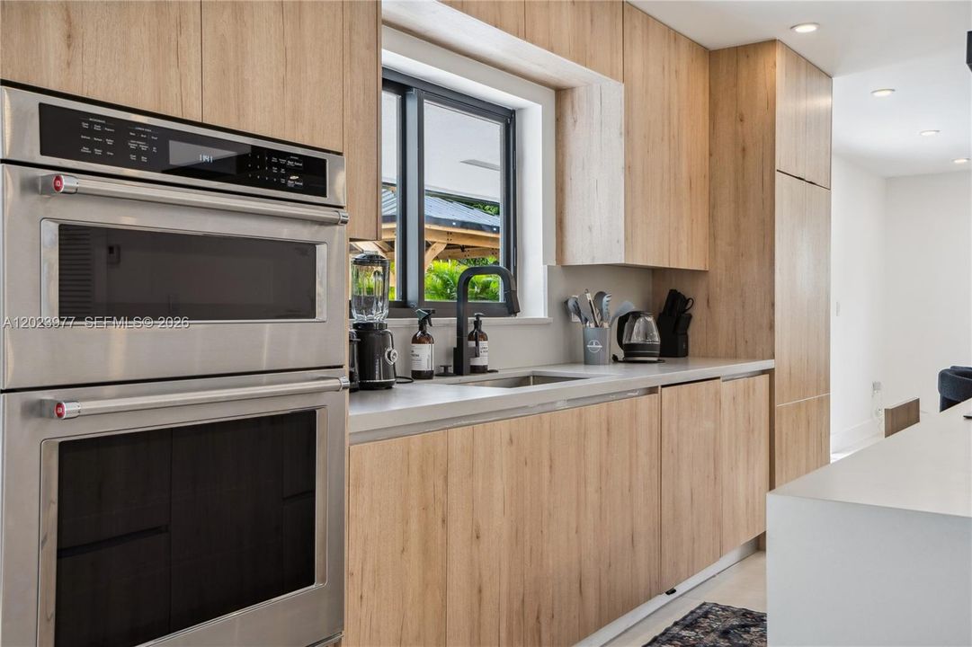 For Rent: $12,000 (4 beds, 2 baths, 1955 Square Feet)
