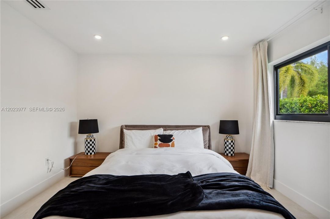 For Rent: $12,000 (4 beds, 2 baths, 1955 Square Feet)
