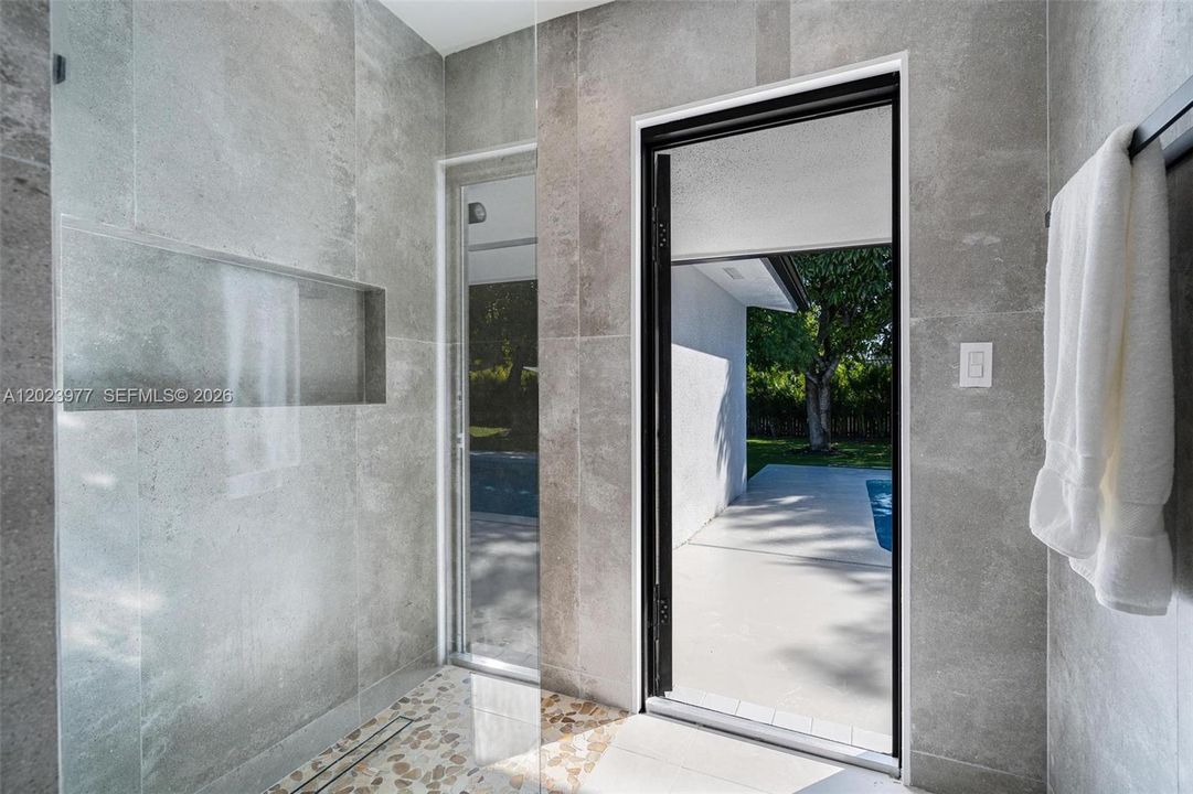 For Rent: $12,000 (4 beds, 2 baths, 1955 Square Feet)