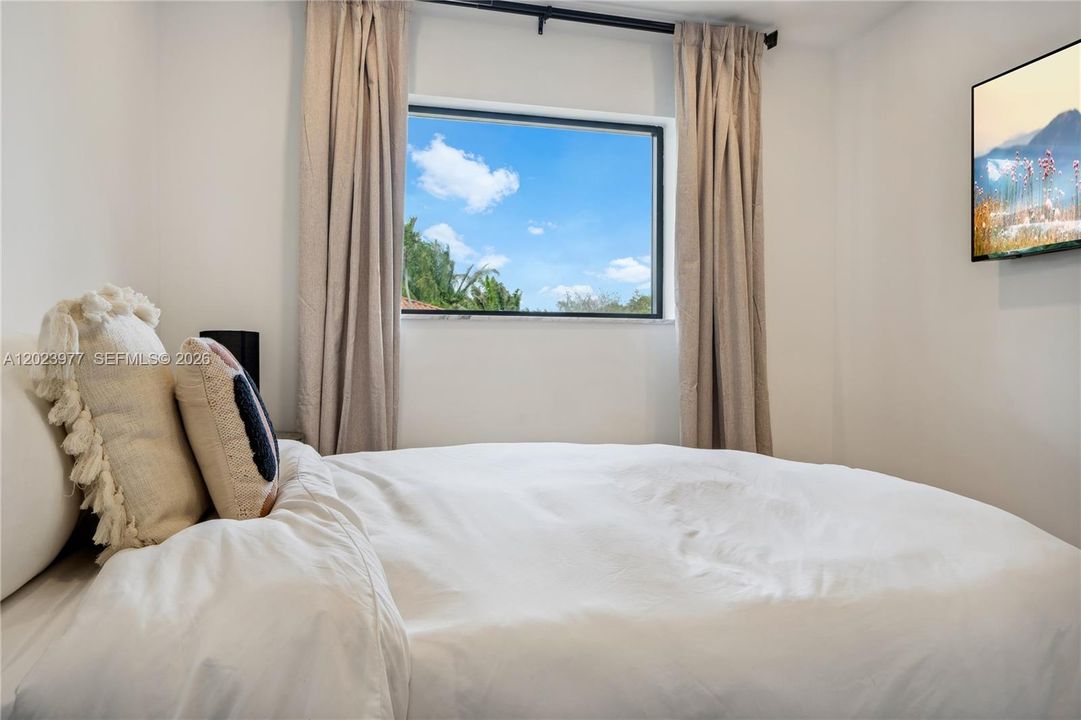 For Rent: $12,000 (4 beds, 2 baths, 1955 Square Feet)