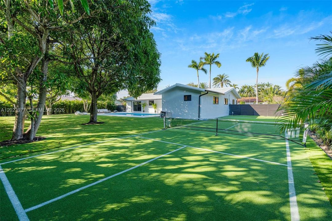 For Rent: $12,000 (4 beds, 2 baths, 1955 Square Feet)