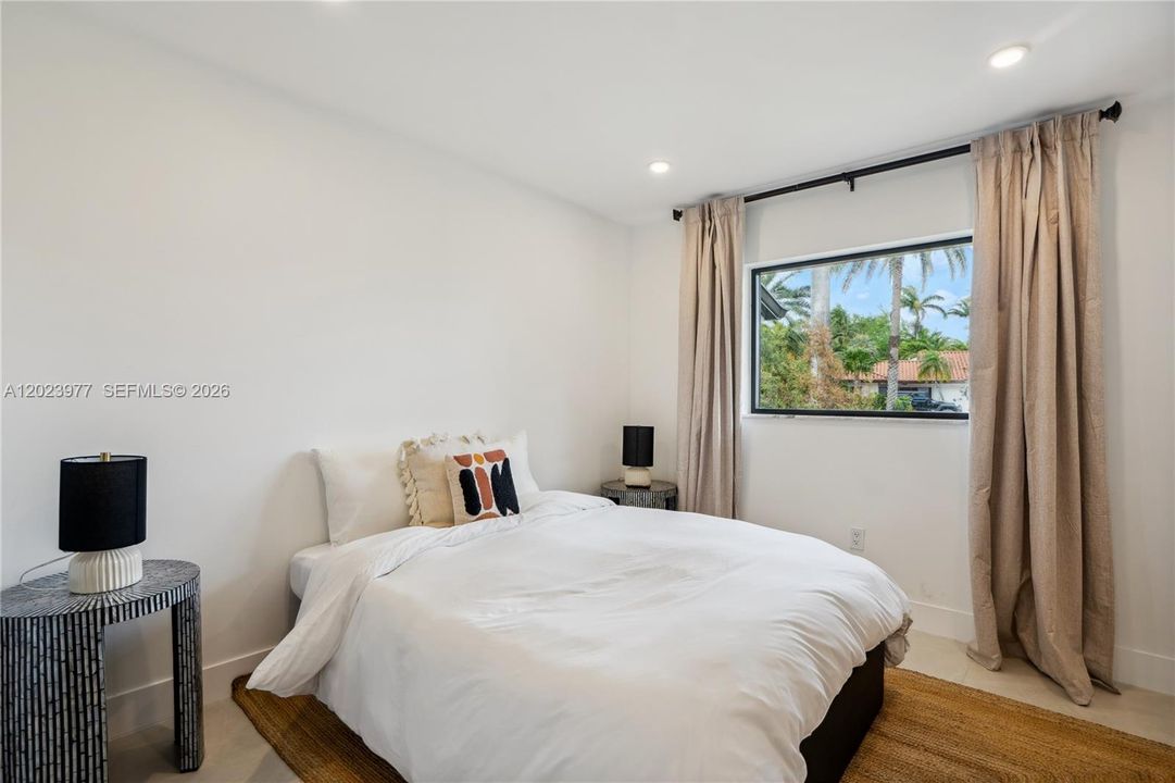 For Rent: $12,000 (4 beds, 2 baths, 1955 Square Feet)