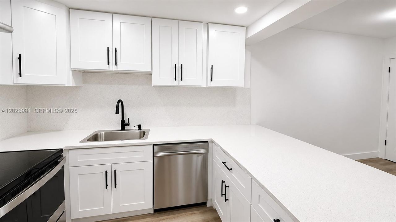 Active With Contract: $2,100 (2 beds, 2 baths, 884 Square Feet)