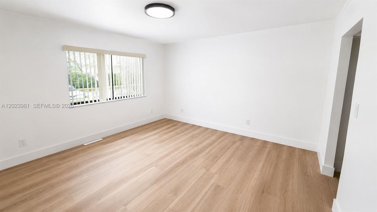 Active With Contract: $2,100 (2 beds, 2 baths, 884 Square Feet)