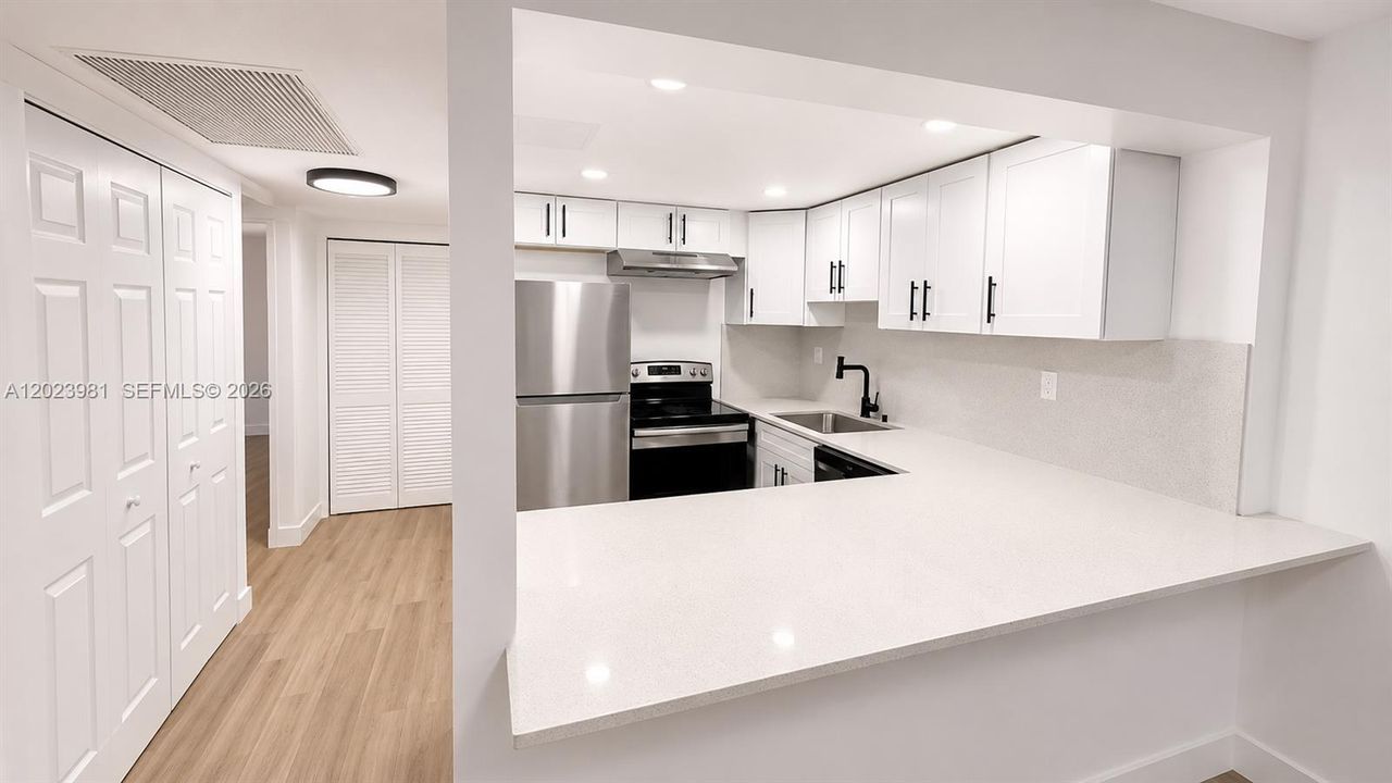 Active With Contract: $2,100 (2 beds, 2 baths, 884 Square Feet)