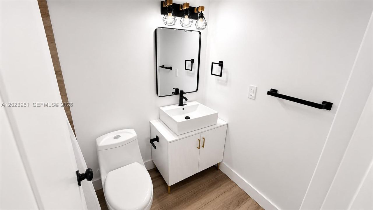 Active With Contract: $2,100 (2 beds, 2 baths, 884 Square Feet)