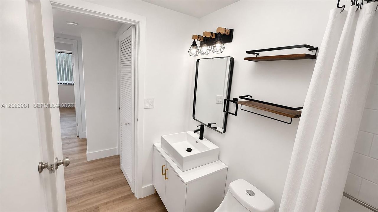 Active With Contract: $2,100 (2 beds, 2 baths, 884 Square Feet)