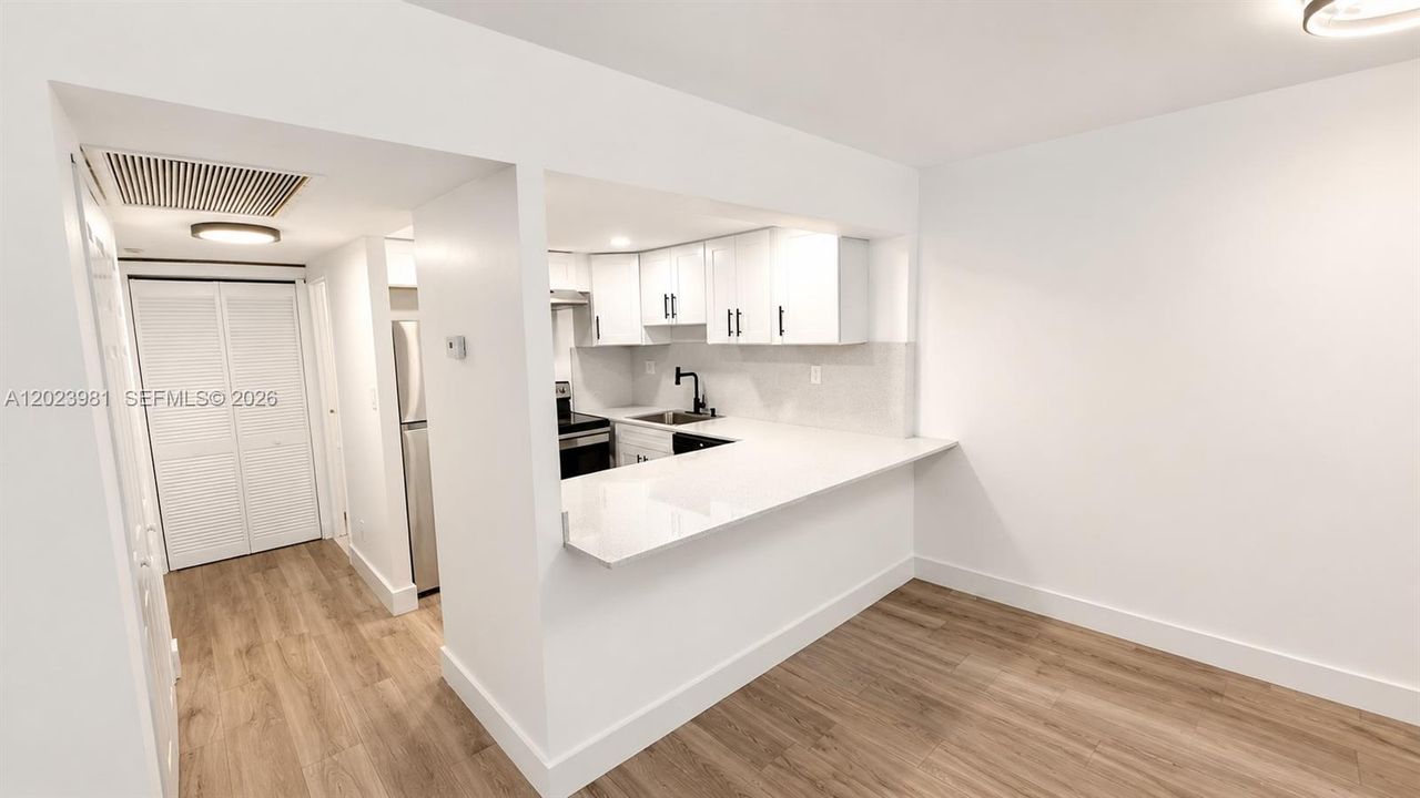 Active With Contract: $2,100 (2 beds, 2 baths, 884 Square Feet)