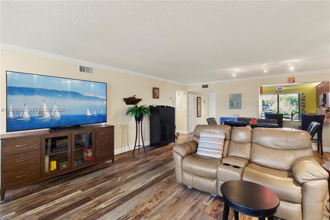 For Sale: $259,000 (2 beds, 2 baths, 1280 Square Feet)