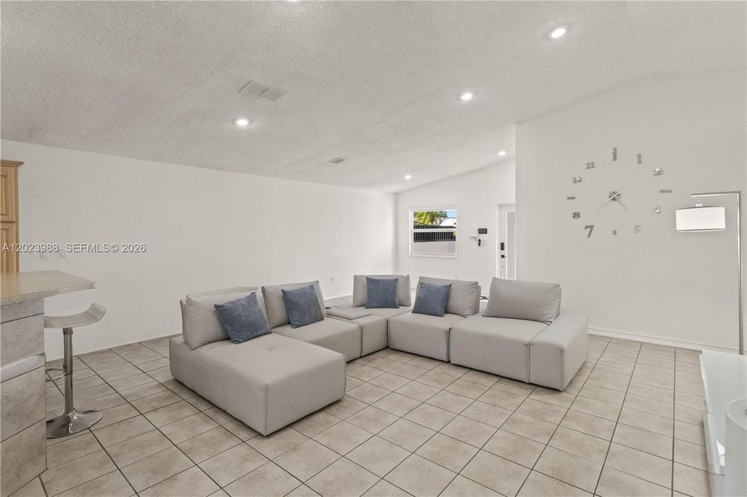 En Venta: $649,000 (3 camas, 2 baños, 1818 Pies cuadrados)