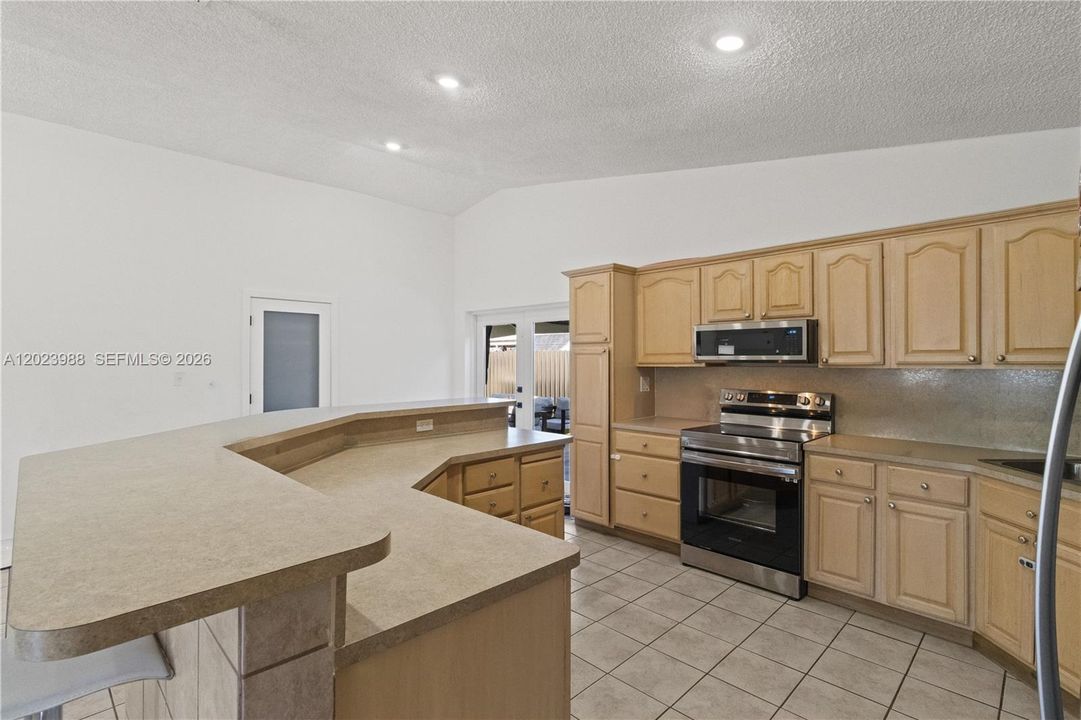 En Venta: $649,000 (3 camas, 2 baños, 1818 Pies cuadrados)