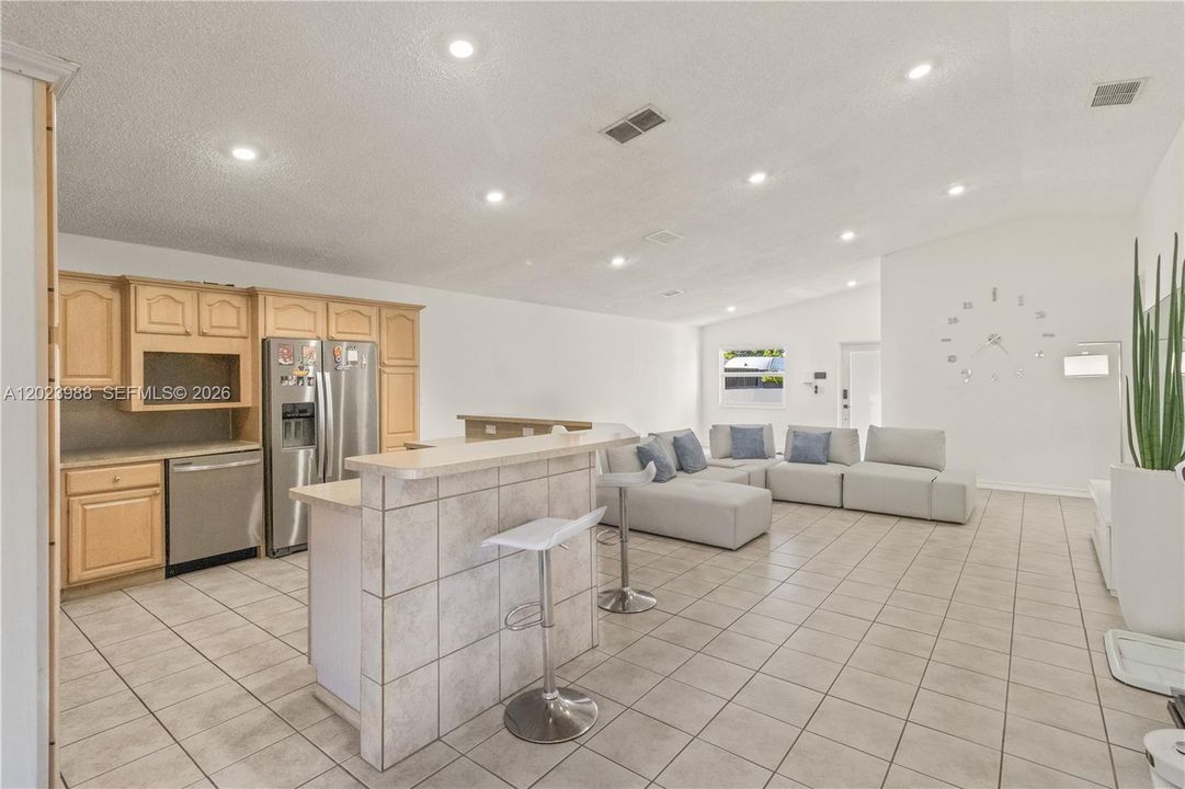 En Venta: $649,000 (3 camas, 2 baños, 1818 Pies cuadrados)