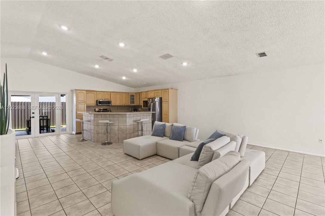 En Venta: $649,000 (3 camas, 2 baños, 1818 Pies cuadrados)