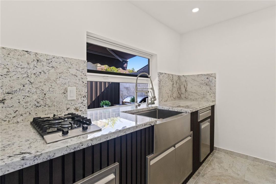 En Venta: $649,000 (3 camas, 2 baños, 1818 Pies cuadrados)