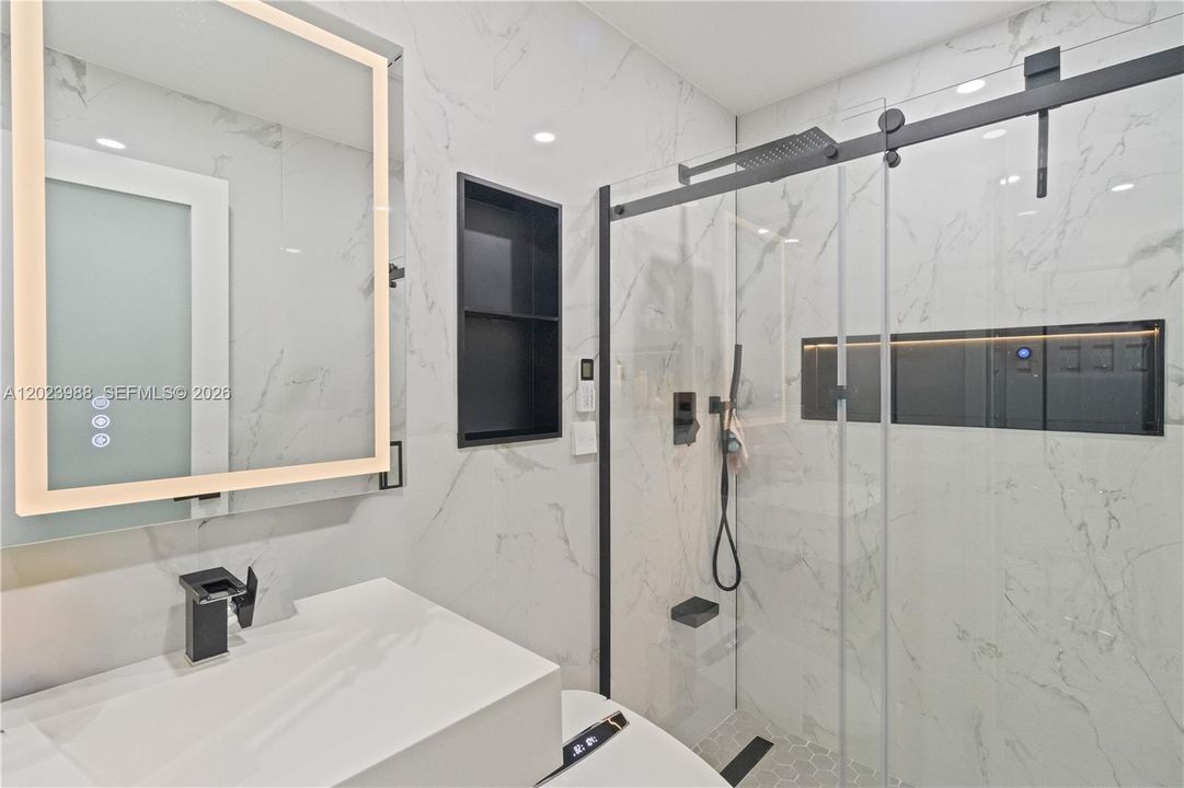 En Venta: $649,000 (3 camas, 2 baños, 1818 Pies cuadrados)