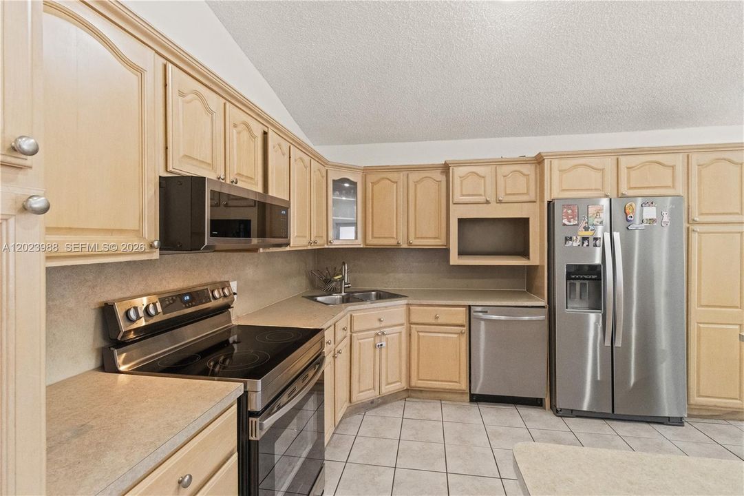 En Venta: $649,000 (3 camas, 2 baños, 1818 Pies cuadrados)
