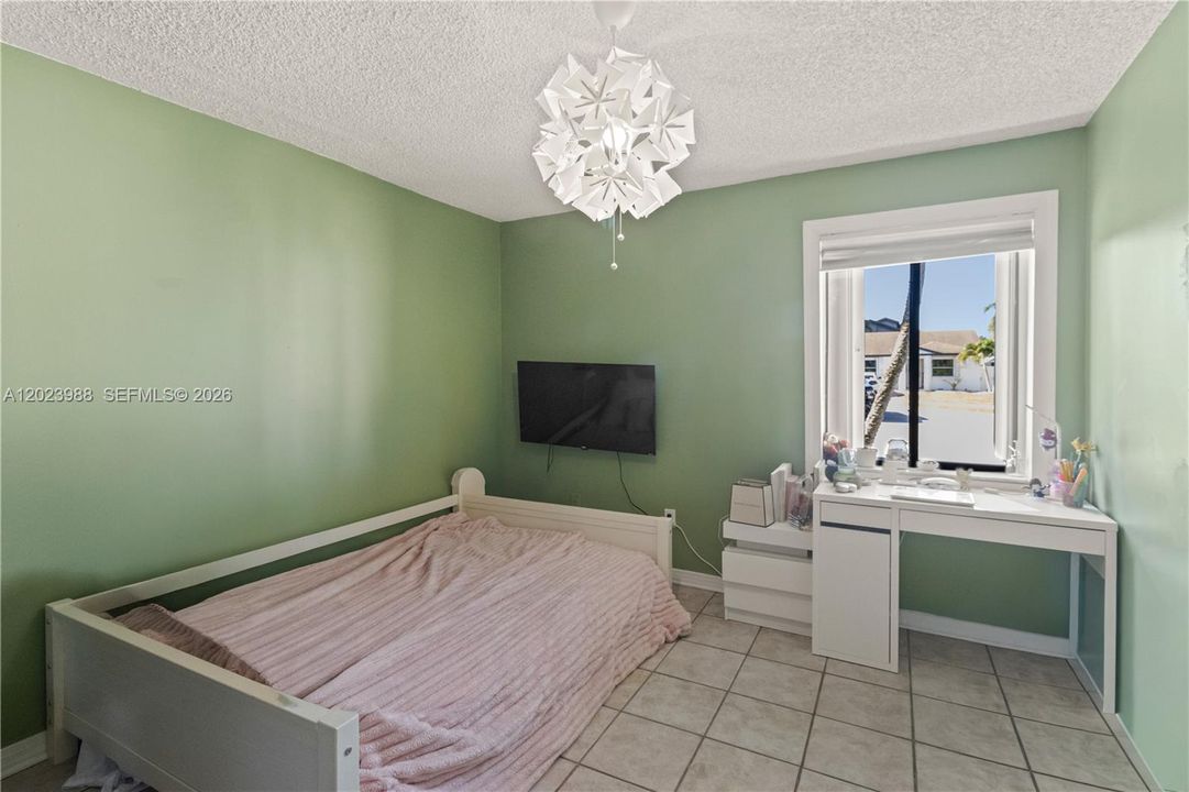En Venta: $649,000 (3 camas, 2 baños, 1818 Pies cuadrados)