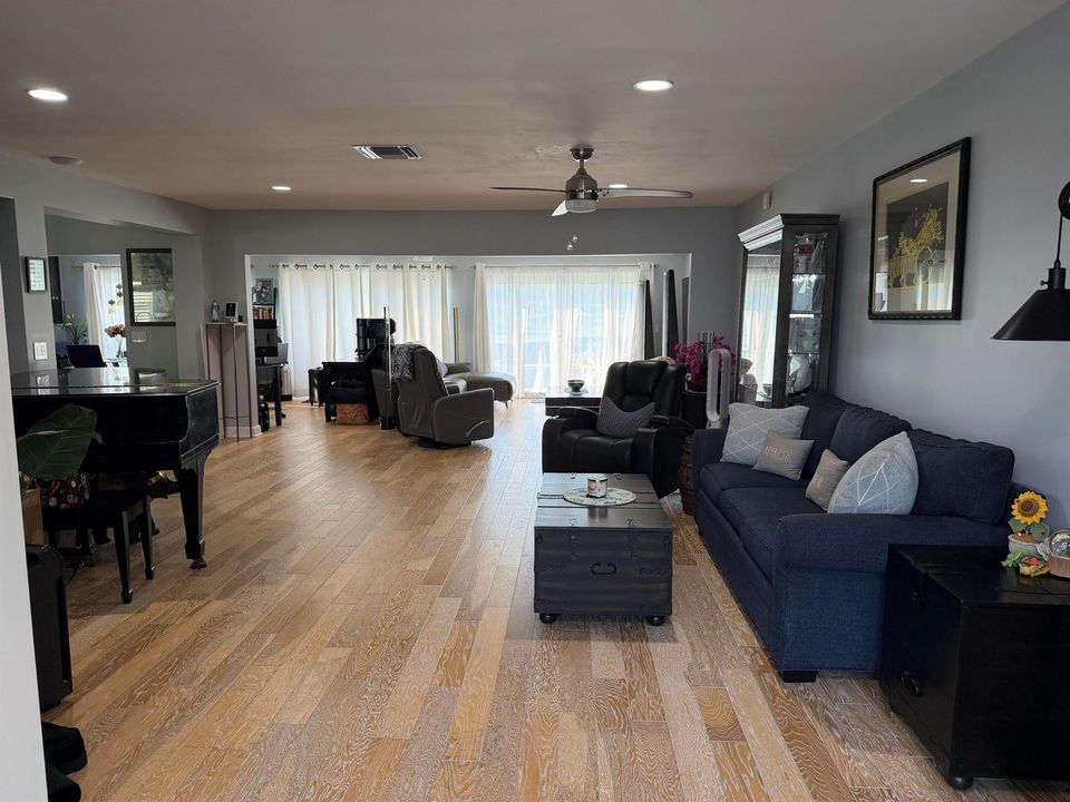 11 HOLLY DR 4
