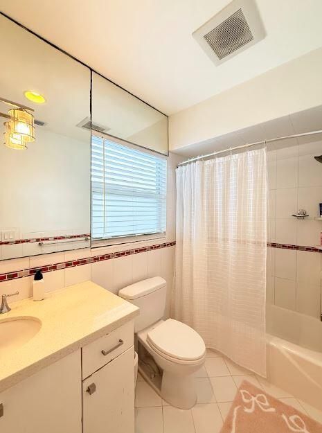 11 Holly Master Bathroom