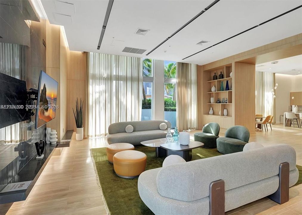 For Sale: $400,000 (1 beds, 1 baths, 747 Square Feet)